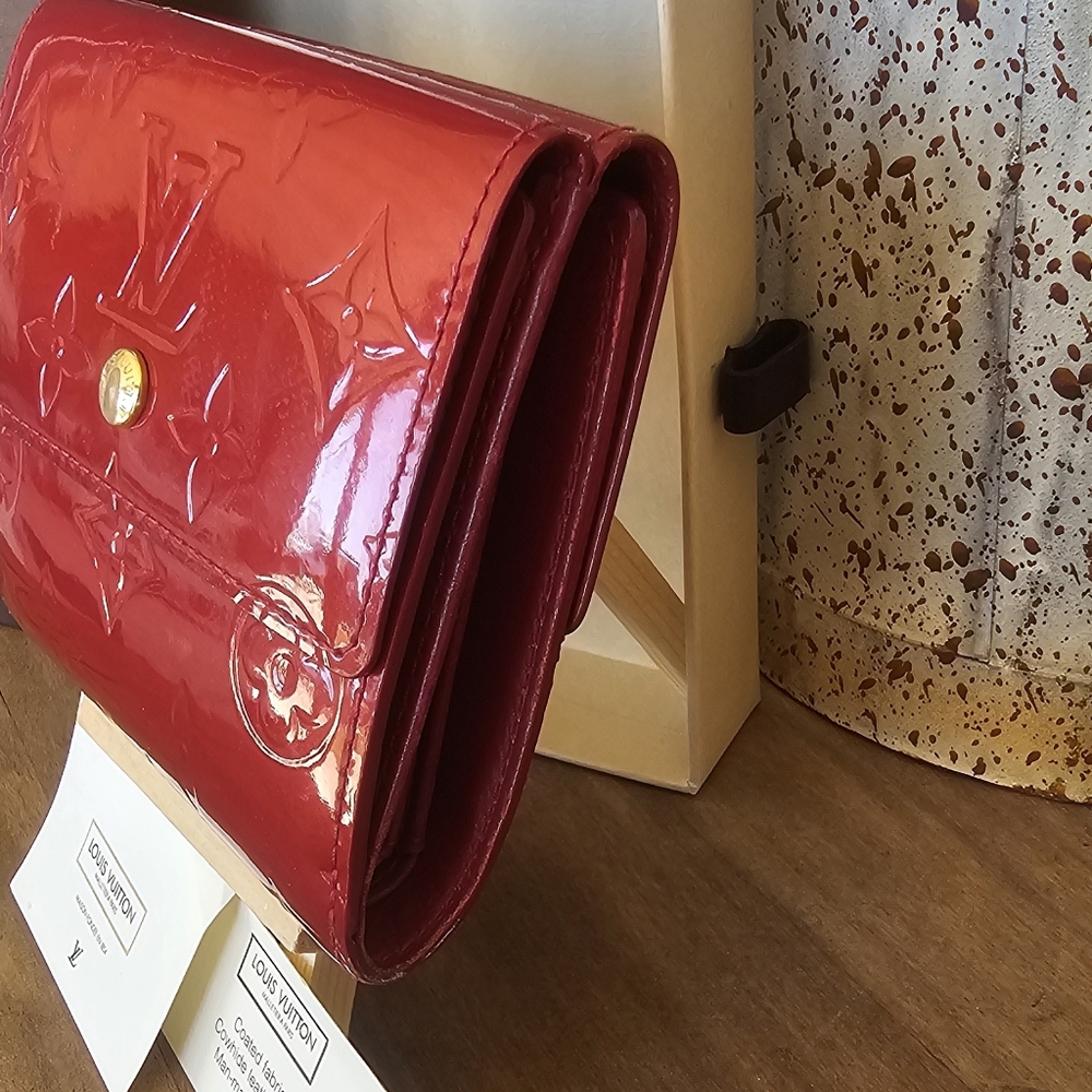 Louis Vuitton Elise Wallet in Monogram Vernis patent leather. - Picture 3 of 15